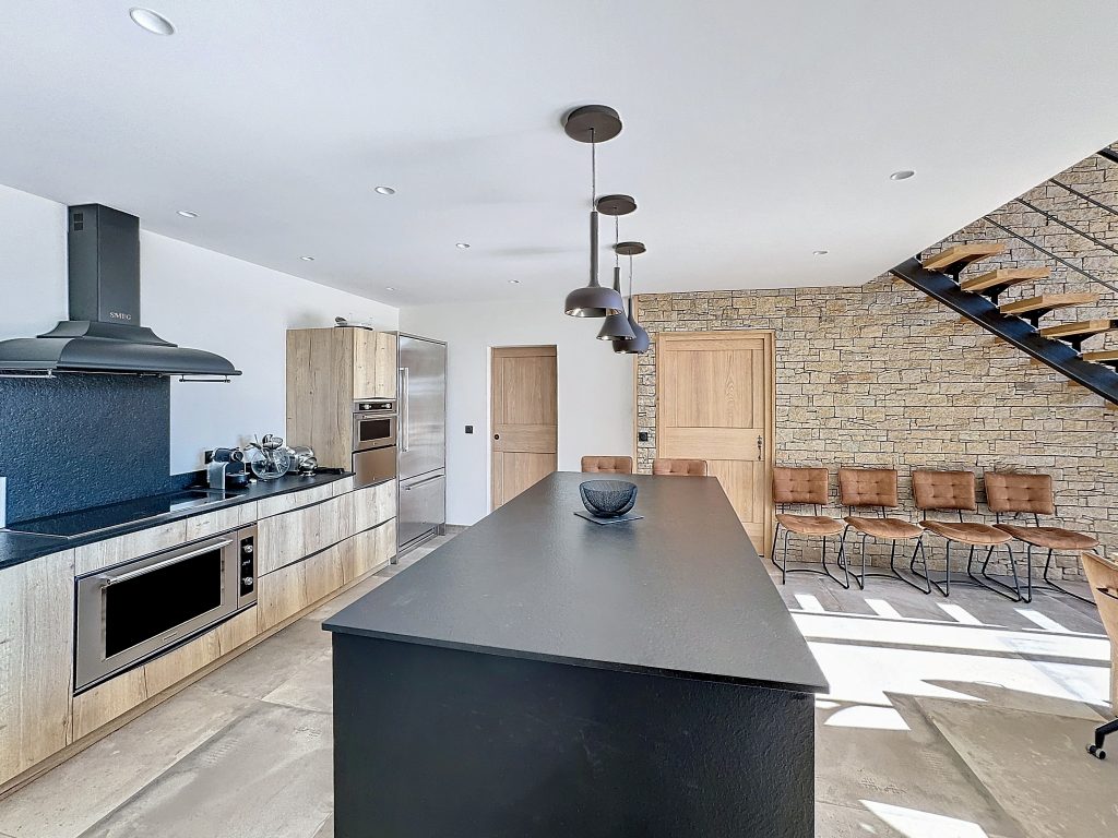 Royere-1728648596_1728648965_48997_681e034